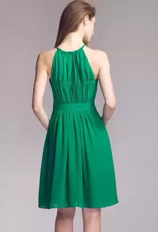 绿色裙子外套搭配全攻略 穿出高级感不出错