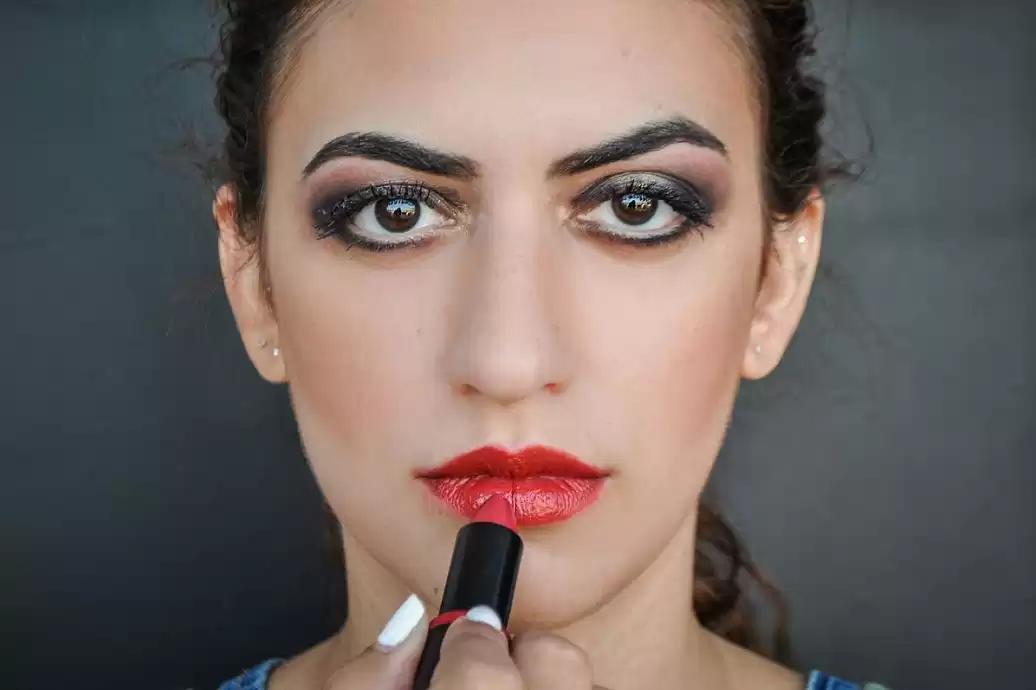 脸黑星人颜色避雷指南 穿对这些色号颜值翻倍