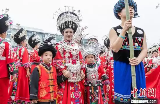 苗族穿什么衣服？那是一本穿在身上的鲜活史书！