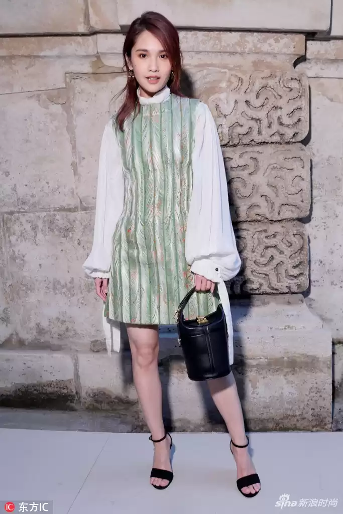 草绿色裙子搭鞋指南 穿出春夏清新感