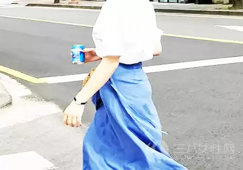 蓝色半身裙的万能搭配公式 穿出你的夏日专属风格