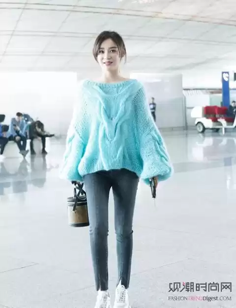 蓝色毛衣搭配裤子全攻略轻松穿出时尚感