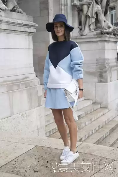 蓝色衣服的鞋履搭配全指南 轻松穿出时尚感