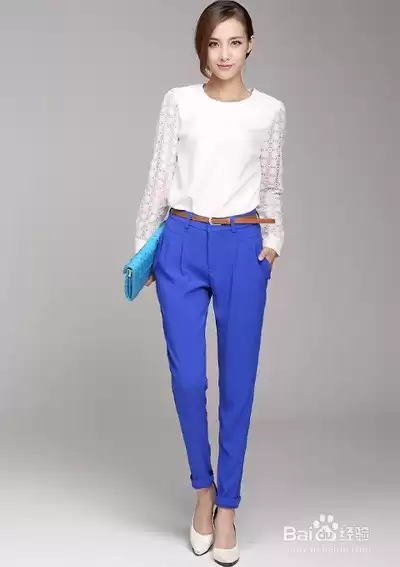 蓝色裤子搭出毫不费力的时髦，这几个配色方案让你美得不重复