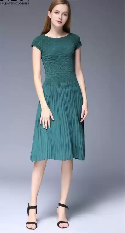 蓝色连衣裙的鞋色搭配秘诀 穿出你的专属风格